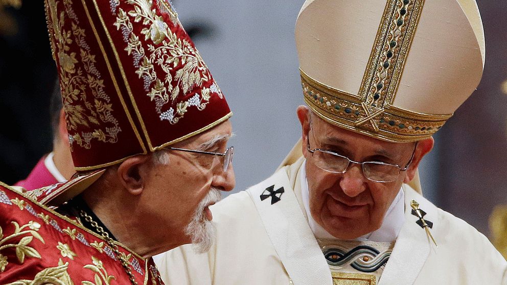 Catholicos Aram I, ledare för den armeniska apostoliska kyrkan tillsammans med påven Francis under minnesmässan för det armeniska folkmordet för hundra år sen.