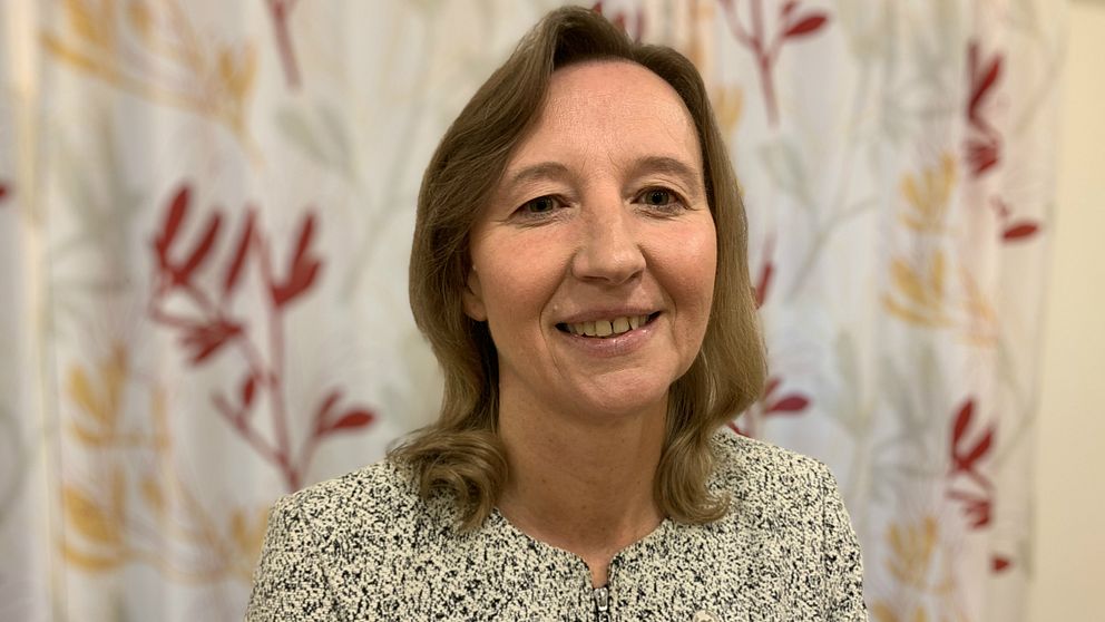 Agneta Ståhl, sjukvårdsdirektör för medicinsk vård, ler mot kameran inomhus.