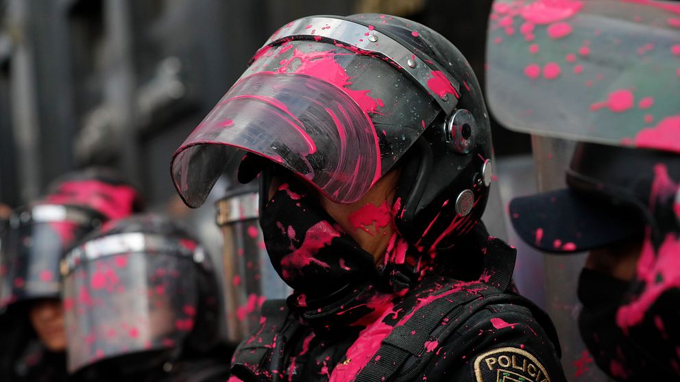 Polis täckt i rosa färg under protester för att avkriminalisera abort.