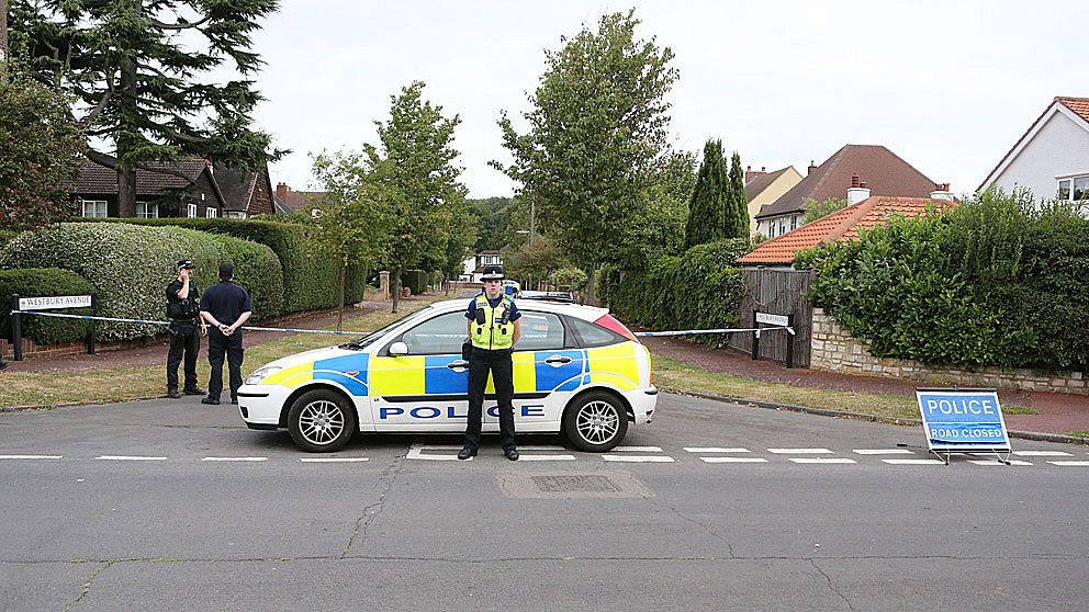 Polisen har utvidgat sin avspärrning kring huset i Claygate i Surrey, England, som tillhör den familj som sköts till döds i franska Alperna i början av september.