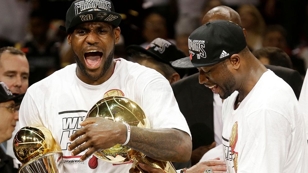 LeBron James och Dwyane Wade jublar 2013 efter andra raka NBA-titeln med Miami. Arkivbild.