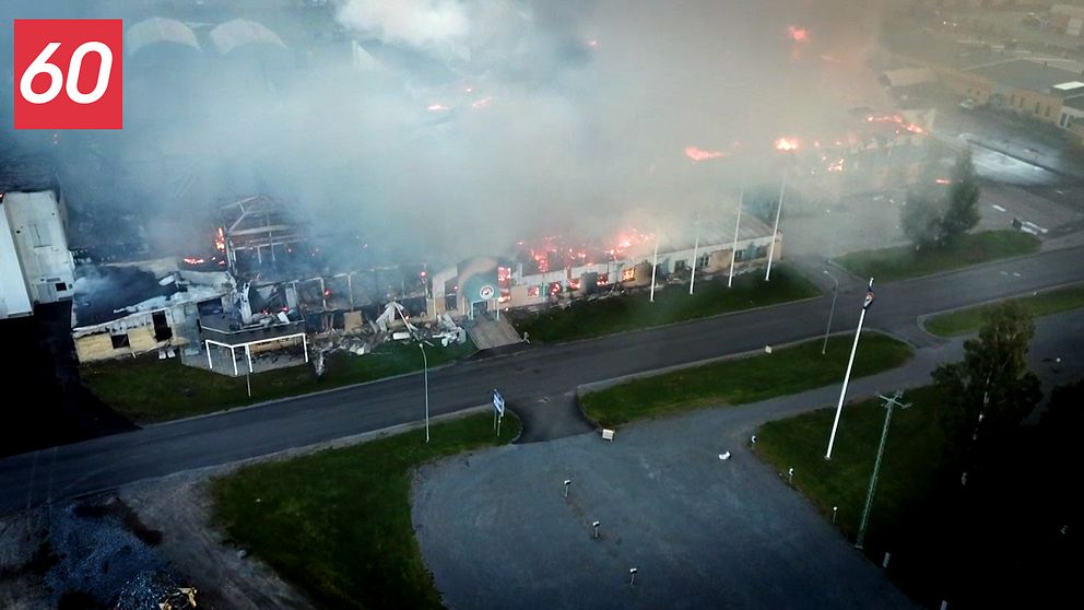 En flygbild över en stor byggnad som brinner.