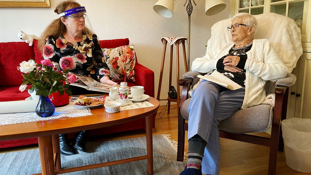 Dotter Solveig Borgeest på besök hos mamma Hanna Wesslén på äldreboendet Rosenborg i Näsviken.