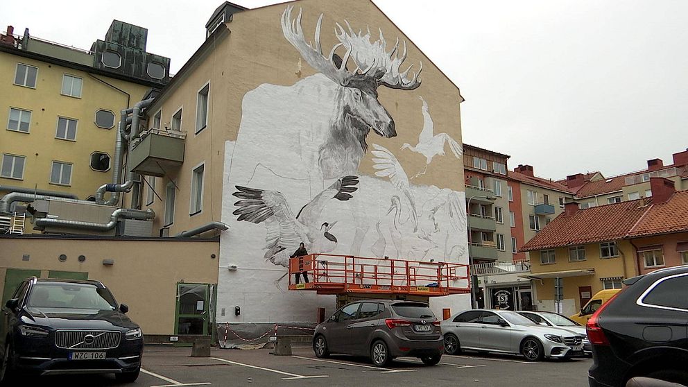 Älgmålning växer fram i centrala Linköping
