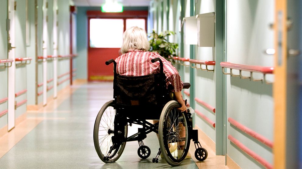 Äldre kvinna i rullstol på äldreboende.