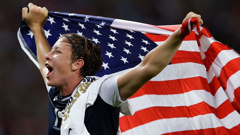 Abby Wambach firar efter att USA säkrat OS-guldet i London 2012. I finalen slog USA Japan med 2-1.