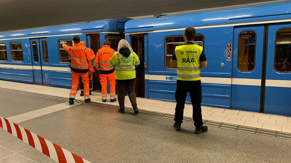 Tåg spårade ur – orsakade stopp på röda linjen | SVT Nyheter