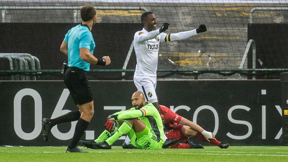 Henok Goitom firar AIK:s 2-0 mål medan syndabocken Aly Keita deppar över sitt misstag.
