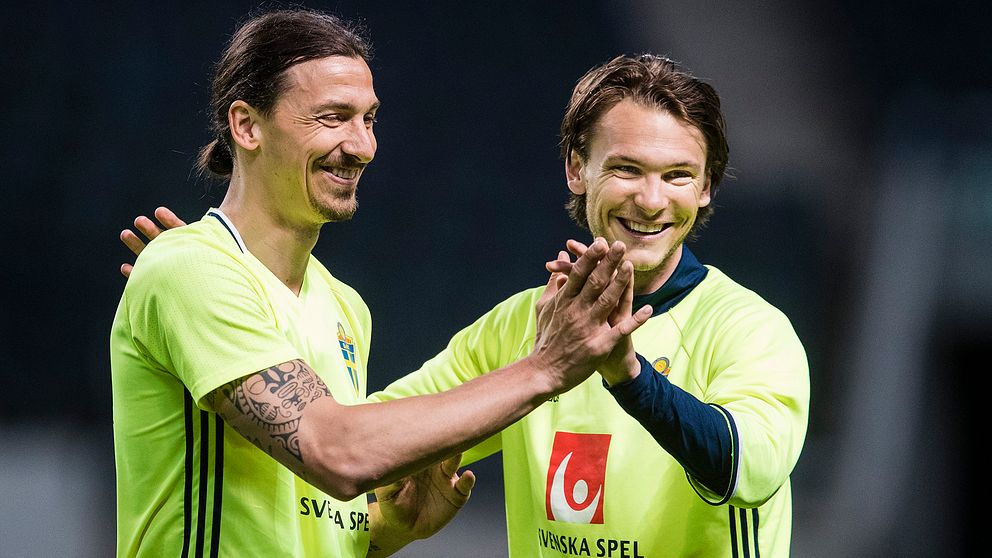 Zlatan Ibrahimovic och Albin Ekdal under en träning med landslaget i maj 2016. Arkivbild.