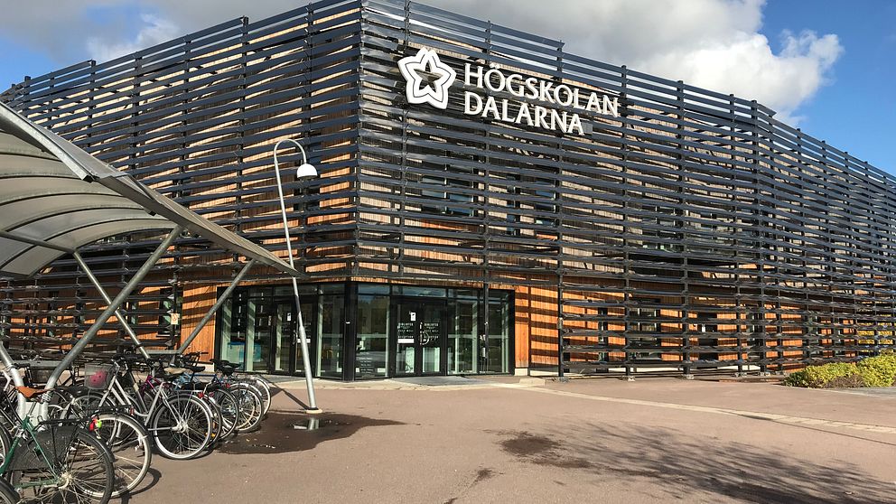 en byggnad där högskolan dalarna håller till. till höger i bild är några cyklar parkerade.