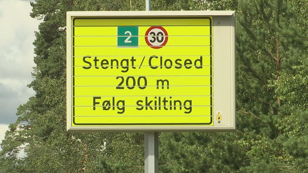 En vägskylt med texten ”Stengt/Closed” vid den norska gränsen.