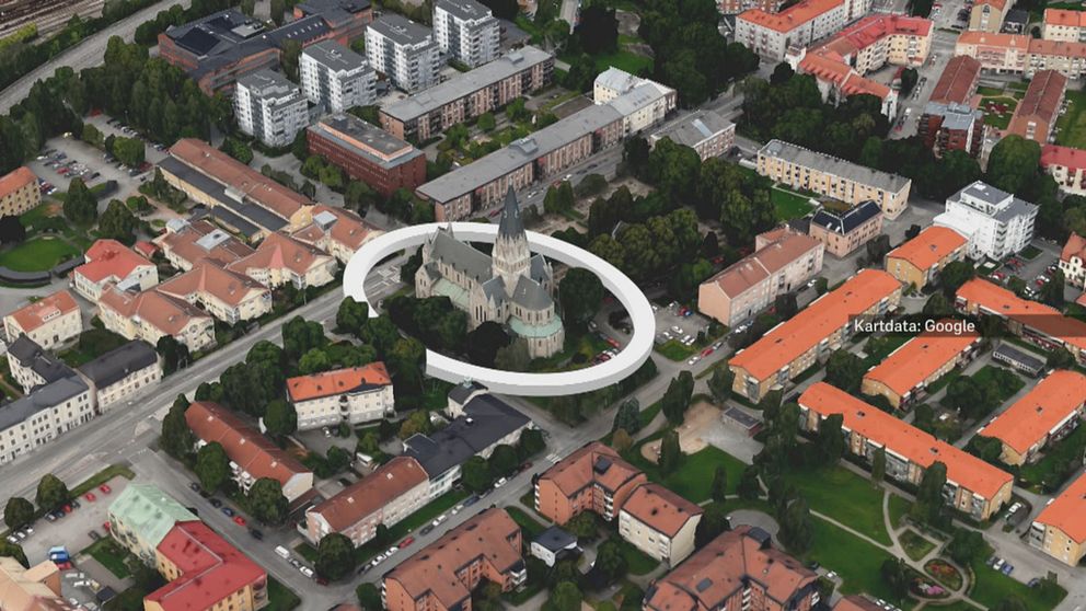 En bild över Olaus Petri kyrkan med grafik som visar en vit ring runt kyrkan.