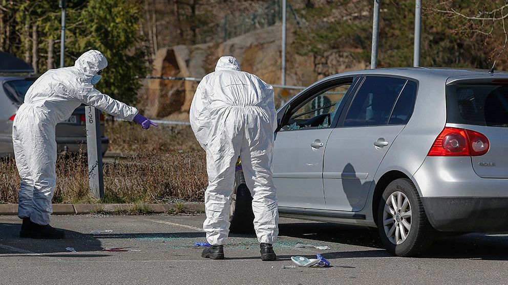 Polisens tekniker undersöker bilen där en man i 30-årsåldern sköts ihjäl morgonen den 16 april 2015.