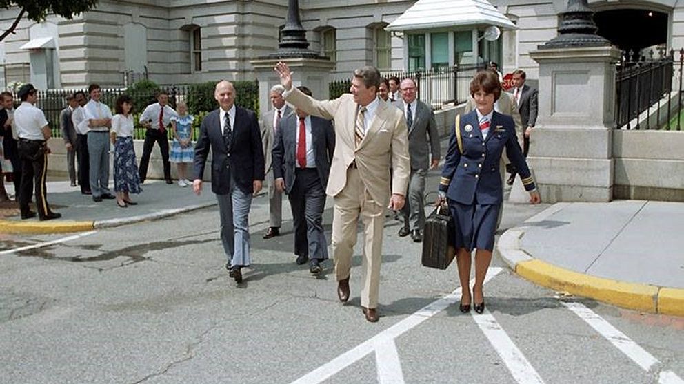 President Ronald Reagan och örlogskapten Vivien Crea med nuclear football vid Vita huset i Washington den 3 augusti 1987.