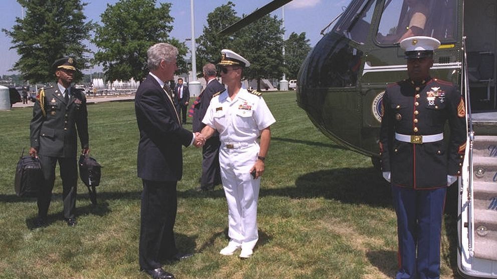 Flygvapenmajor Darren W. McDew med portföljen nuclear football (vänster) och president Bill Clinton den 22 maj 1998.
