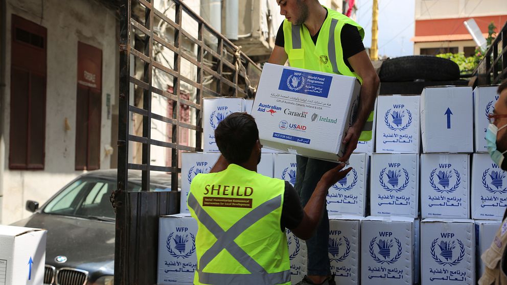 Bilden visar när arbetare för FN:s livsmedelsprogram lastar av livsmedel vid Karageusian Center i Beirut, Libanon.