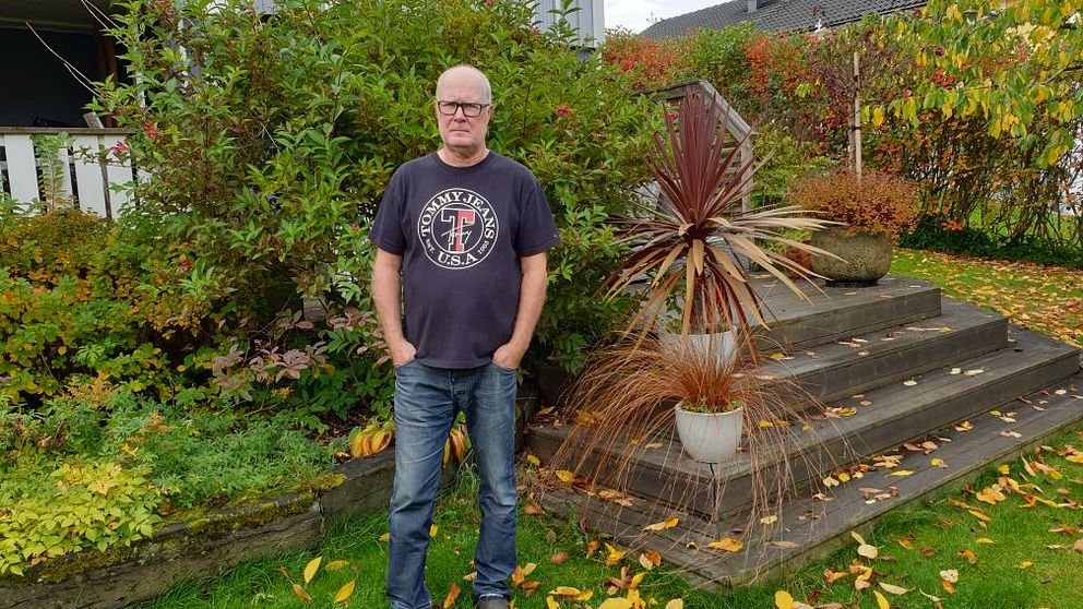 Urban Wikander står i sin trädgård på Mariebo i Jönköping.