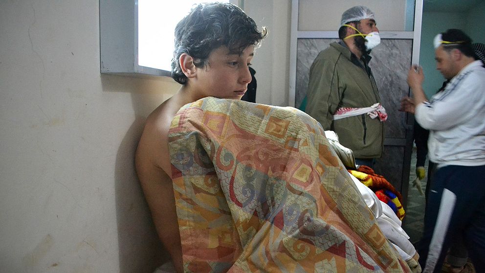 En av patienterna på ett sjukhus i Sarmin efter gasattacken i mars. Syriska armén avfärdar anklagelserna som propaganda.