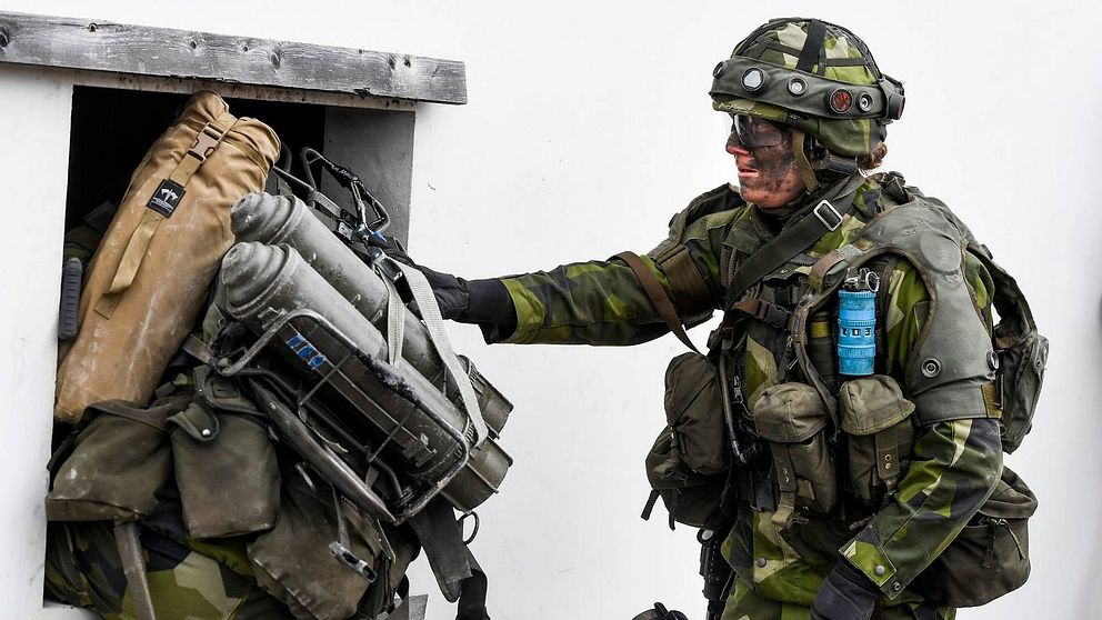 En kvinnlig soldat i full stridsutrustning