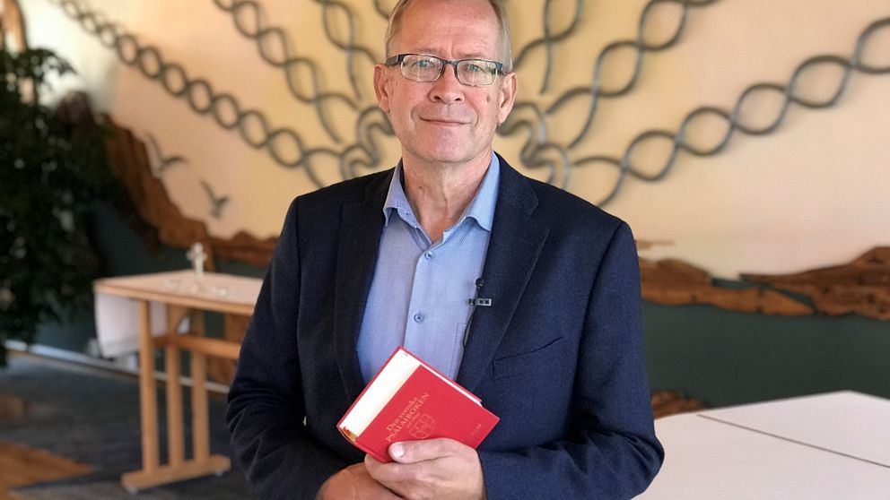 Henrik Tobin med psalmbok i händerna