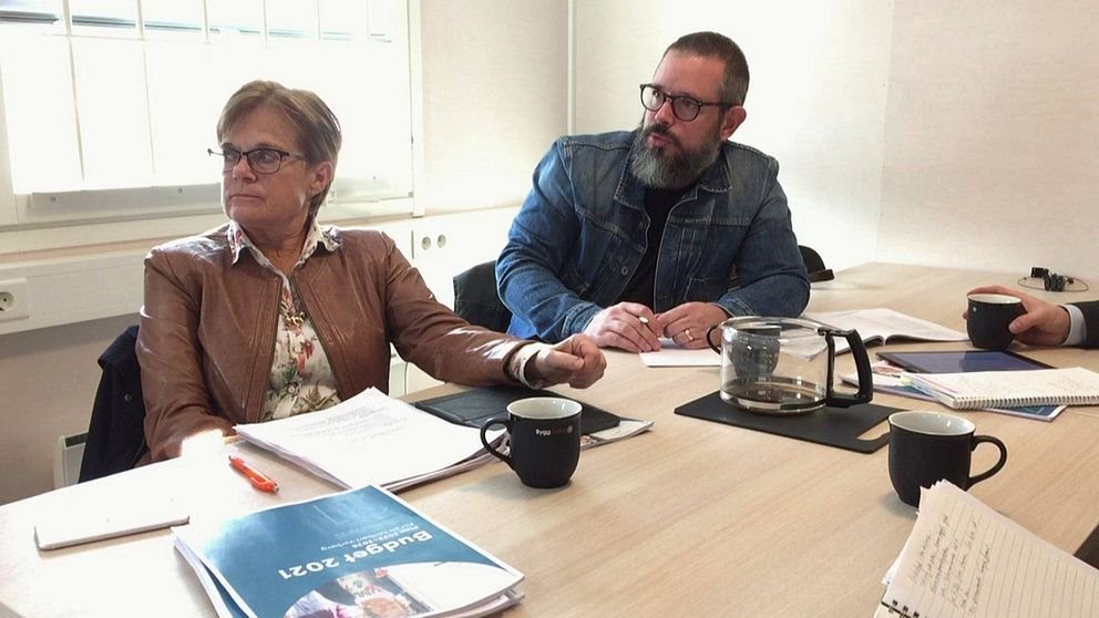 Ann-Charlotte Stenkil (M), kommunstyrelsens ordförande i Varberg, och Tobias Carlsson (L) sitter med budgeten.