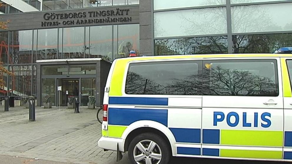 Polisbild utanför Göteborgs tingsrätt.