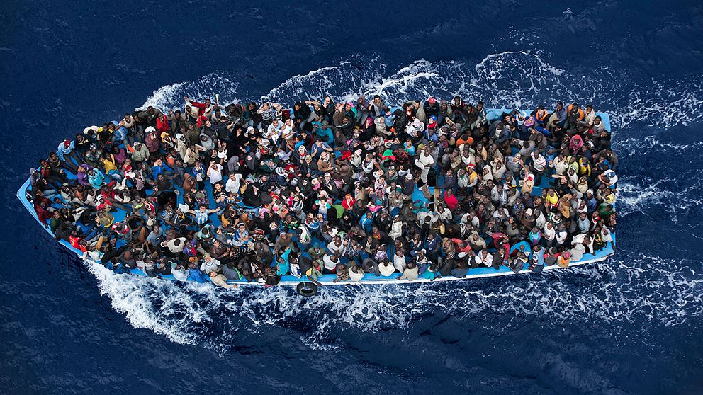 En uppmärksammad bild från sommaren 2014, där flyktingar räddas 20 mil norr om Libyens kust.