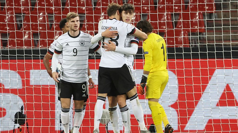 Tyska spelare jublar efter 3–3 mot Schweiz