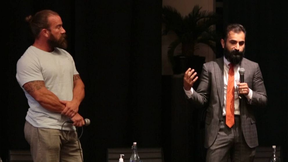Jan Emanuel och Hanif Bali pratar på en scen.