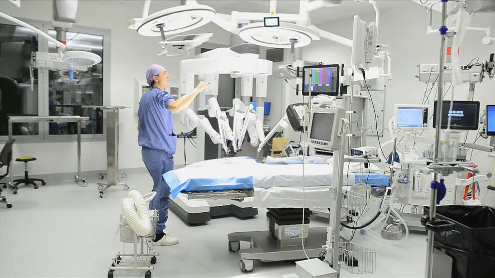 operation sal i Huddinge, kirurgen förbreder robot inför operation