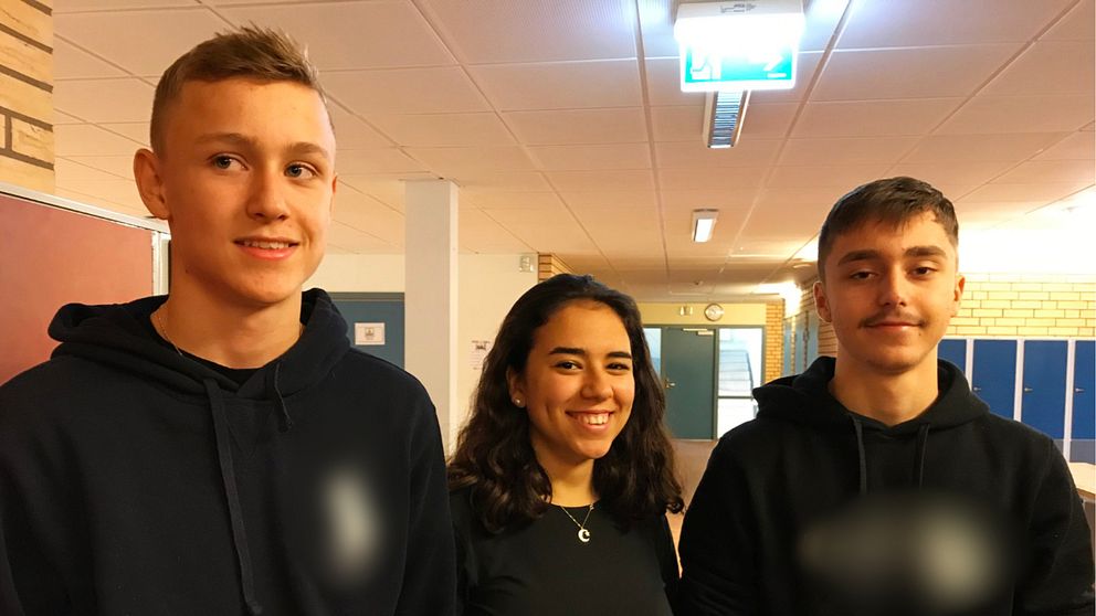 Tre skolelever Adam Adler, Leila Yigit och Edin Music står i skolkorridor.