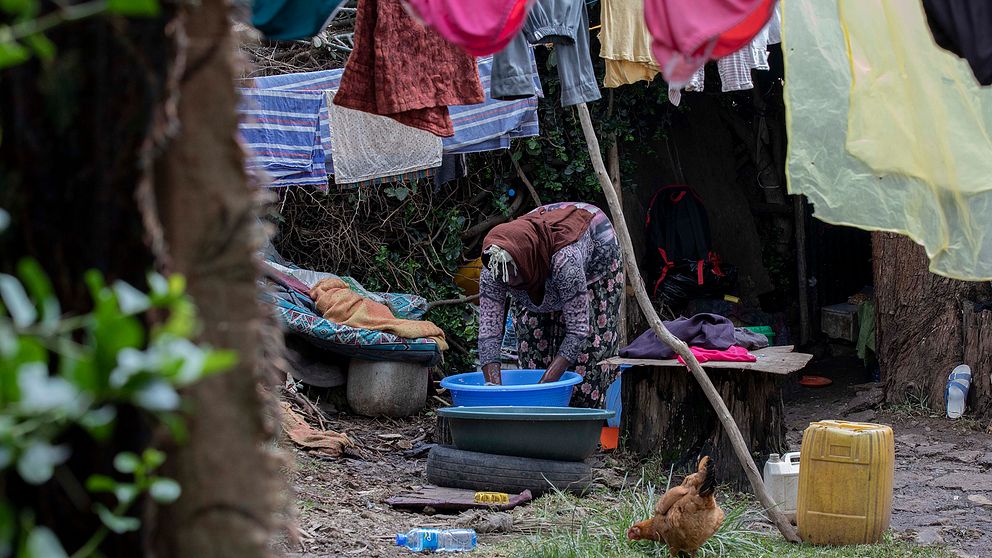 Coronapandemin förvärrar en redan ansträngd situation i många länder. Bilden visar en kvinna som tvättar kläder utanför det tält hon delar med sin familj utanför Addis Abeba i Etiopien.