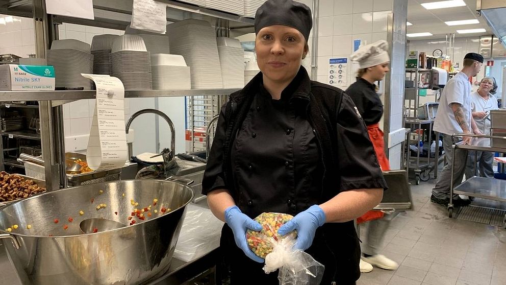 Malin Enarsson, kock på Kyrkebyskolan i Arvika, tycker det är bra att den offentliga måltiden uppmärksammas.