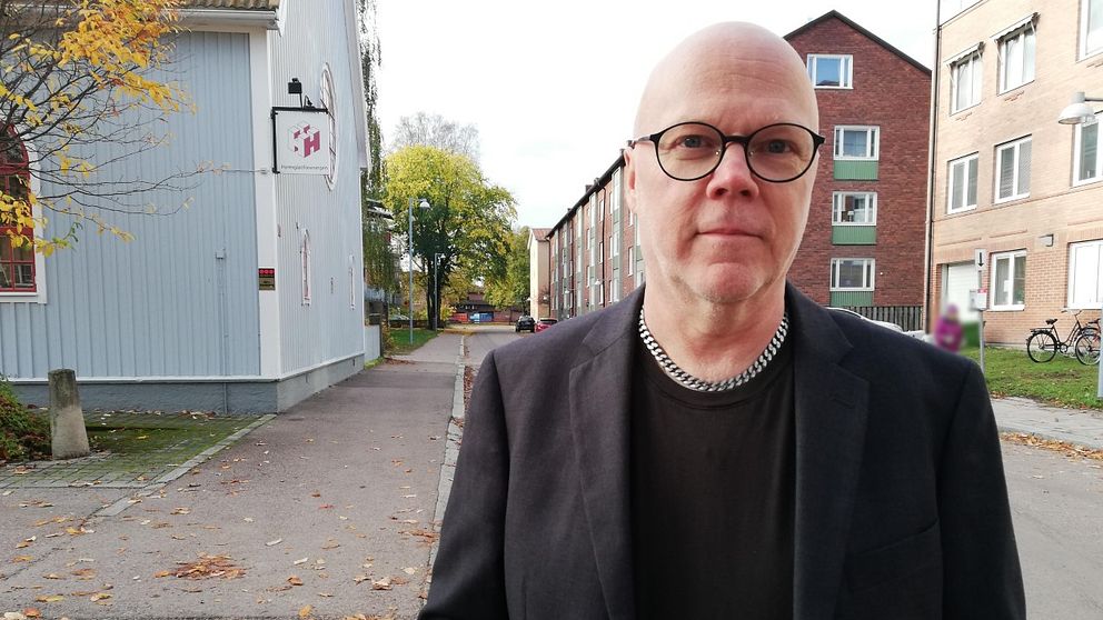 Jan Dahlquist utanför Hyresgästföreningens kontor i Borlänge.