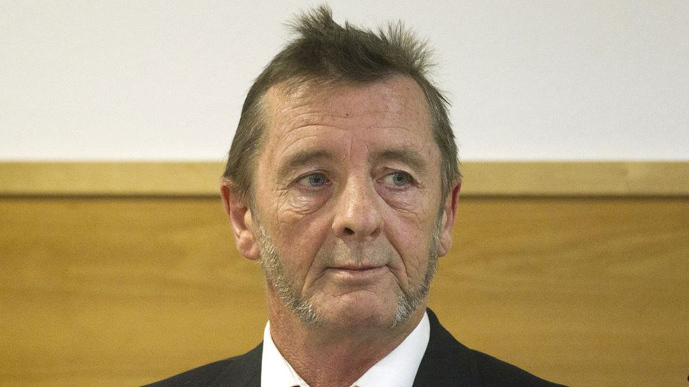 Phil rudd anlände till rättegången iklädd kostym. Han ville inte kommentera sitt erkännande för pressen.