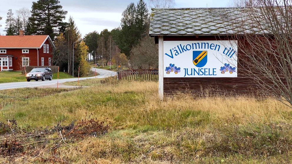 Vägen in mot Junsele med en skylt där det står ”Välkommen till Junsele”.