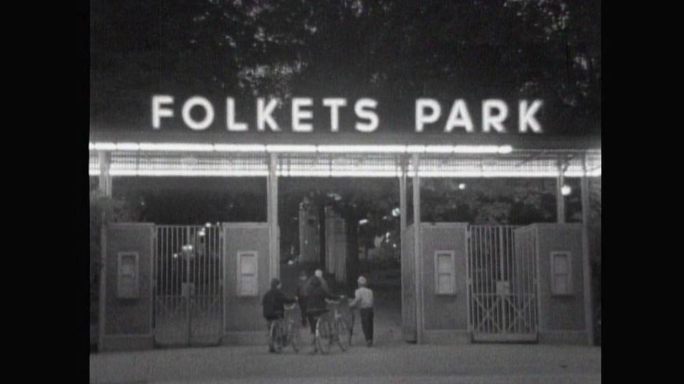 gammalt svartvitt foto av personer som går in genom entrén till Folkets park