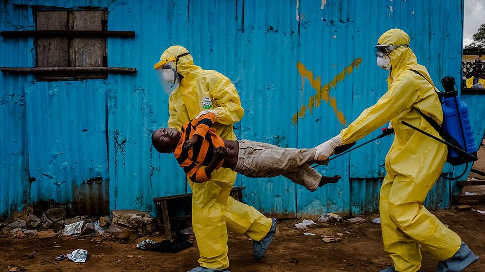 Ett av fotografen Daniel Berehulaks prisade fotografier från ebolautbrottet. Bilden visar hur åttaårige James Dorbor bärs iväg till ett ebolacenter i Liberias huvudstad Monrovia.