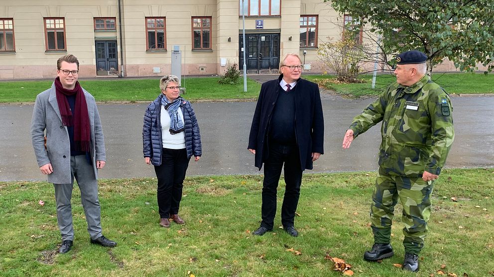 Kommunalråd Johan Andersson (C), oppositionsråd Åsa Sjödén (S), försvarsminister Peter Hultqvist (S) och Ulf Siverstedt chef för norra militärregionen vid besöket i Sollefteå.