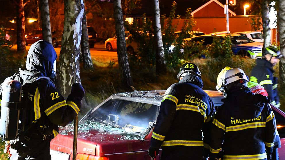 Räddningstjänsten på plats vid kyrkans parkering på Vallås i Halmstad där en personbil brann under lördagskvällen