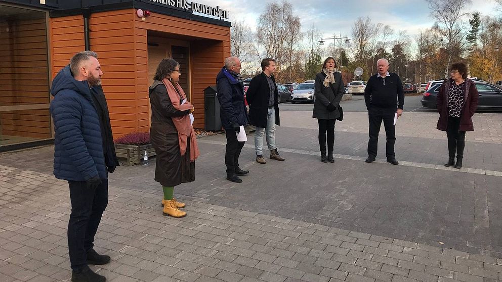 Bild på sju personer som står utanför Regionens hus i Östersund.
