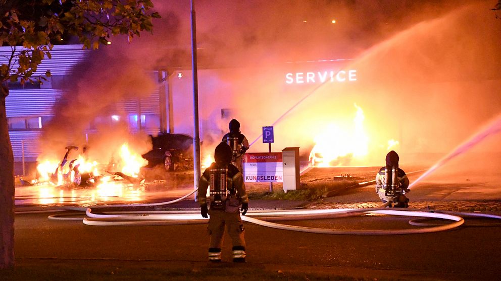 Flera bilar utanför Teslas lokaler i Malmö brann natten mot tisdag.