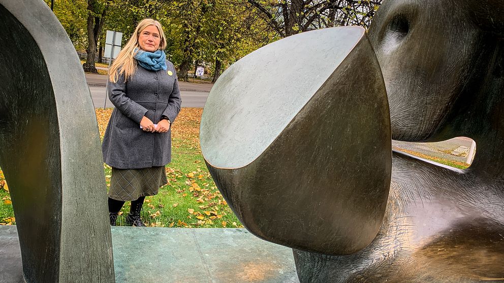 Helene Börjesson (MP), ordförande i kultur- och fritidsnämnden, framför Henry Moore-skulpturen i Slottsparken.