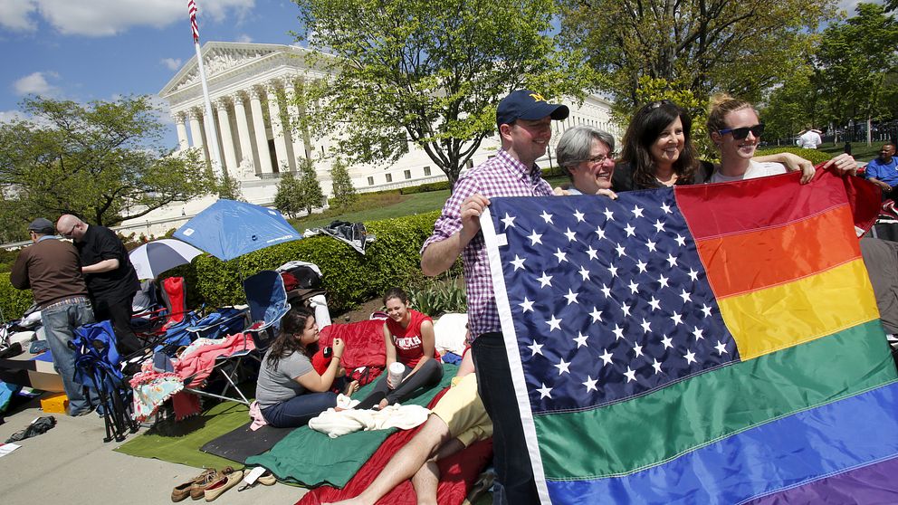 Människor avvaktar förhandlingen om samkönade äktenskap i amerikanska Högsta domstolen.