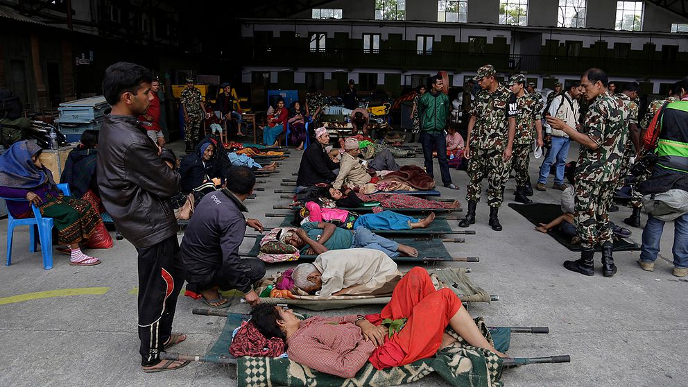 Skadade människor evakueras fortfarande från drabbade områden efter jordbävningen i Nepal.