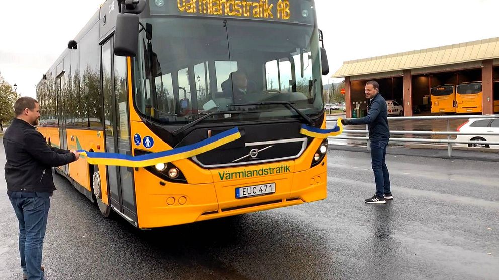 Här inviger bussen den nya stationen i Arvika.
