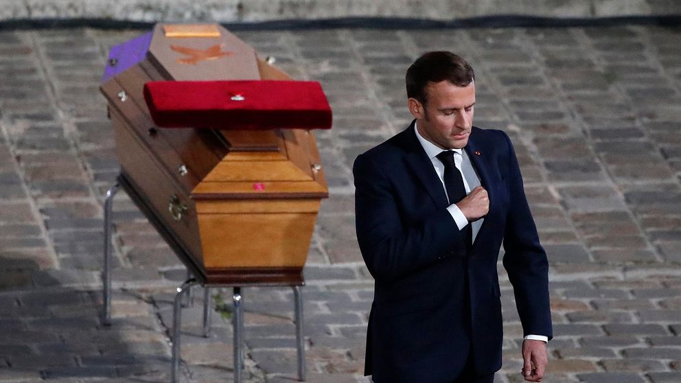 Frankrikes president Emmanuel Macron vid Samuel Patys kista under minnesceremonin.