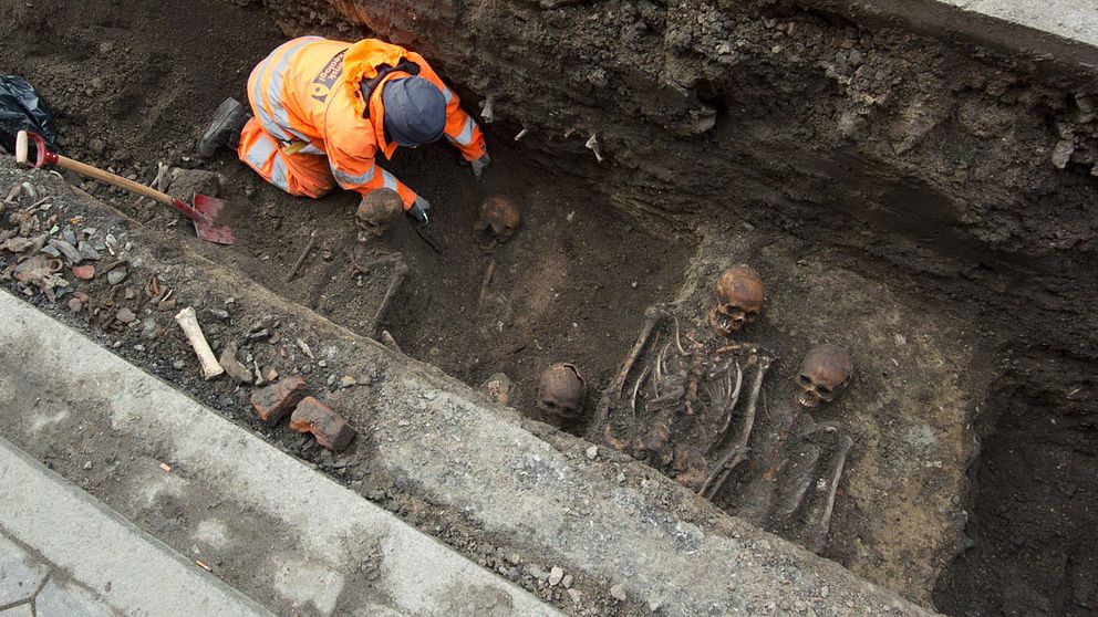 Arkeologen Thomas Linderoth undersöker de drygt tjugo skelett som hittats vid grävarbeten på Djäknegatan i centrala Malmö. Enligt P4 Malmöhus härhör troligen skeletten från en hospitalskyrkogård som fanns på platsen fram tills 1800-talets början.