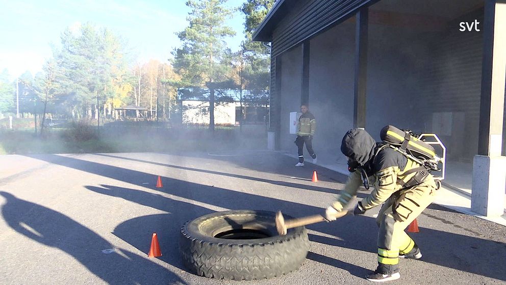 Starta klippet för att följa med på brandmanstest i Lindesberg – och hör en av de sökande berätta om känslan efter provet.