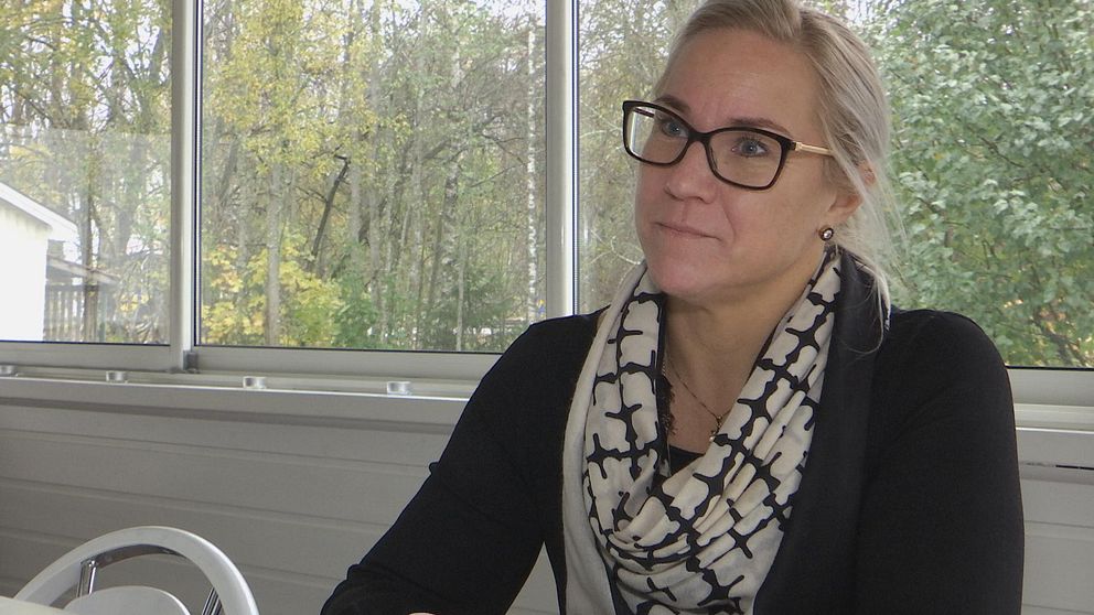Åsa Johansson i en intervjusituation i ett uterum.